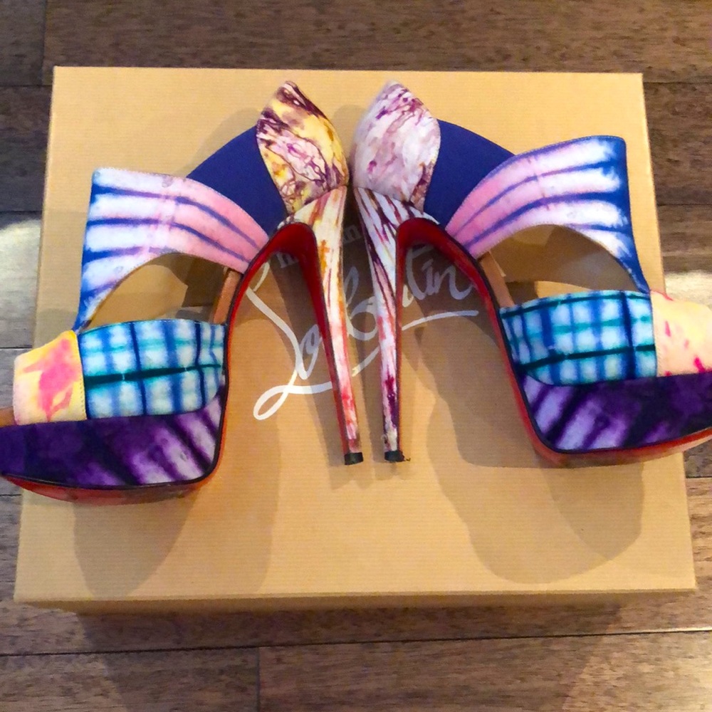 Christian louboutin authentic sandal 550$ - Picture 2 of 9